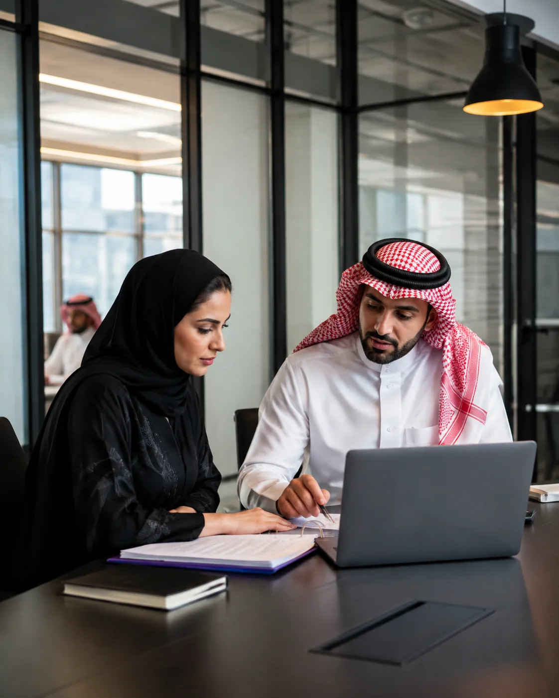 مستشاران يراجعان وثائق الامتثال داخل قاعة اجتماعات